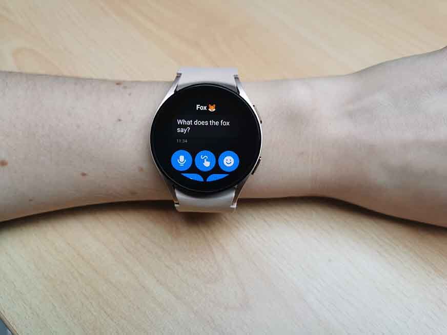 Man sieht eine eingegangene Nachricht auf der Galaxy Watch 4.